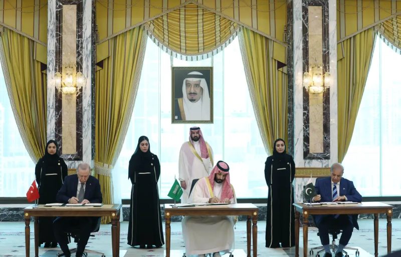 Türkiye, Suudi Arabistan ve Pakistan Arasında Ortak Savunma Anlaşması İmzalandı