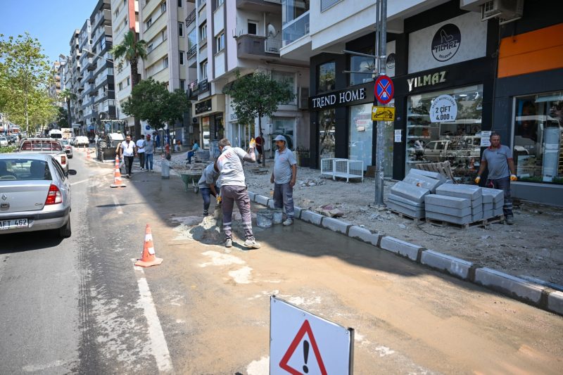 Bornova'da Mustafa Kemal Caddesi Kaldırım Yenileme Projesinde İkinci Etap Başladı
