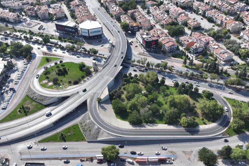 Konya'da Toplam 2,5 Kilometrelik Alanda Üst Geçitlerde Asfalt Yenileme Çalışması Tamamlandı