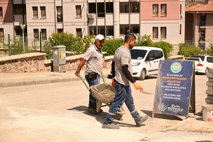 Manisa'da Akgedik Mahallesi'nde Üstyapı Onarımları Devam Ediyor