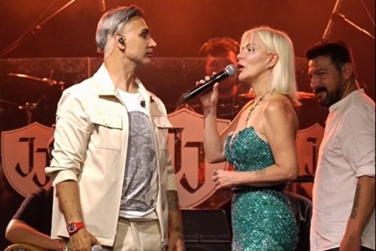 Ömür Gedik ve Doğuş, Jolly Joker'de "Gamsız" Şarkısıyla Büyüledi
