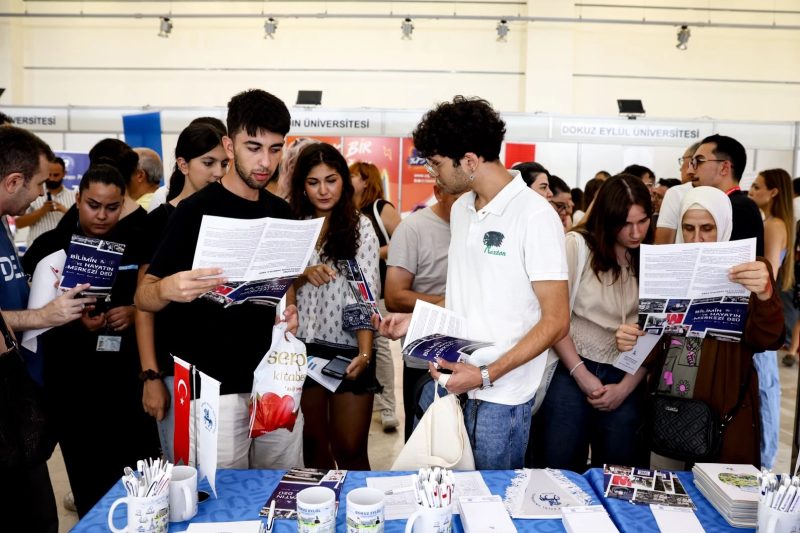 Dokuz Eylül Üniversitesi, İzmir Tercih Fuarı'nda Öğrencilerle Buluştu