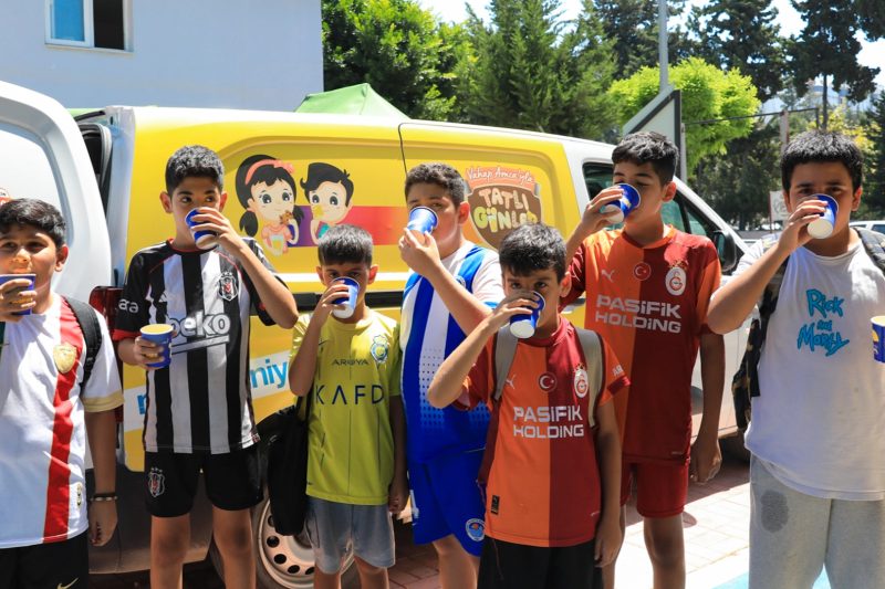 Mersin'de Sıcaklara Karşı Limonata İkramı: 163 Bin Bardak Dağıtıldı
