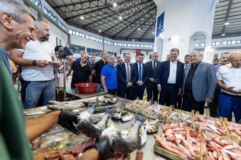 İzmir'de Balıkçılar Yeni Sezona Bereketli Başladı