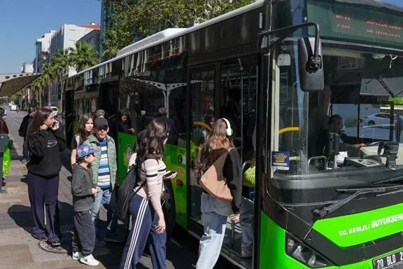Denizli'de Öğrencilere Ücretsiz Ulaşım Desteği Yeni Eğitim Yılında da Devam Ediyor