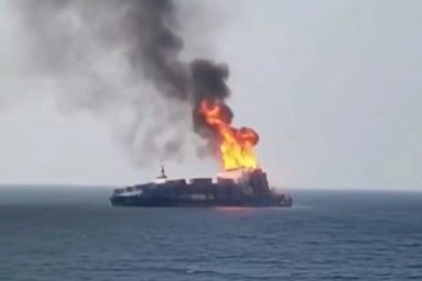Karadeniz'de Konteyner Gemisi İHA Saldırısıyla Battı, Mürettebat Kurtarıldı