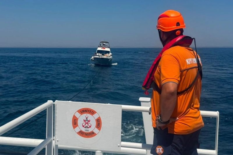 Marmara Adası açıklarında arızalanan teknedeki 3 kişi kurtarıldı