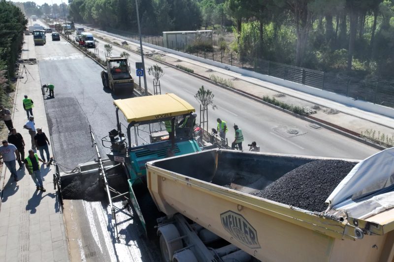 Antalya'da COP31 Hazırlıkları Kapsamında Yaşar Sobutay Bulvarı'nda Asfalt Çalışmaları Devam Ediyor
