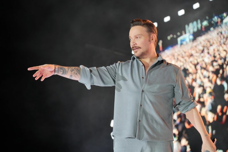 Sinan Akçıl, Erzurum Kültür Yolu Festivali'nde Enerjik Sahne Performansıyla Beğeni Topladı