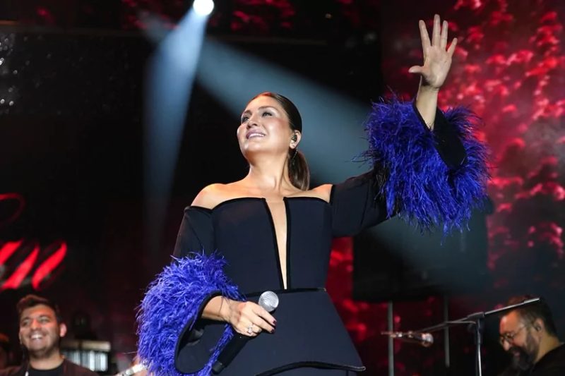 Sibel Can'dan Yeni Sezona Göz Kamaştıran Sahne Performansı