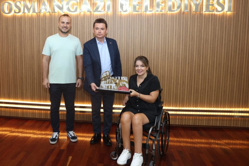 Osmangazi Belediyeli Ralli Pilotu Kübra Denizci Keskin, Kupasını Başkan Aydın ile Paylaştı
