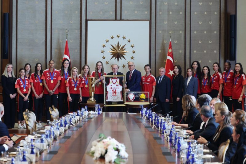 Cumhurbaşkanı Erdoğan'dan Avrupa Şampiyonu Voleybolculara Külliye'de Kabul