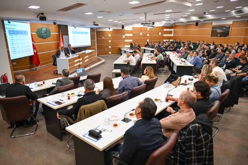 Bornova Belediyesi'nde Yeni Projeler ve Birim Performansları Değerlendirildi
