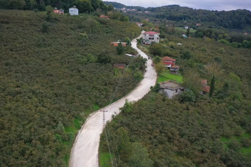 Ordu'nun Ünye İlçesinde 1,8 Kilometrelik Beton Yol İnşaatı Devam Ediyor