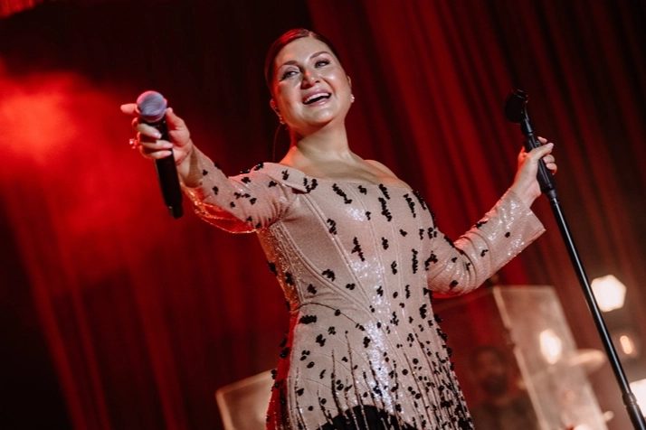 Sibel Can'dan Harbiye'de Muhteşem Sahne Performansı