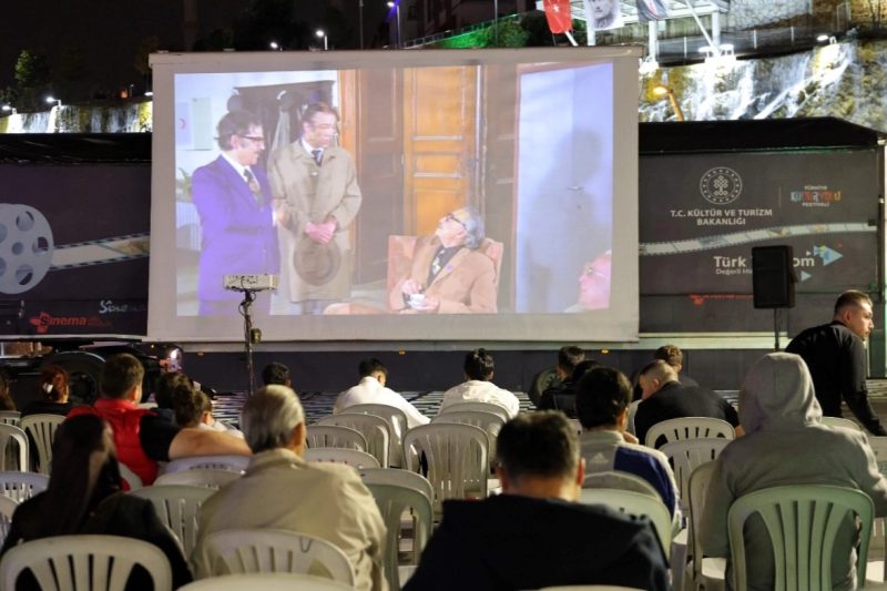 Keçiören'de Açık Hava Sineması: Hababam Sınıfı Nostaljisi Yaşandı