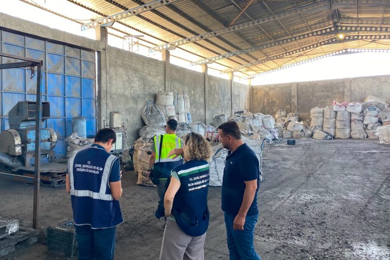 Akdeniz'de Mikroplastik Kirliliğine Karşı Denetimler Tamamlandı: 23 Tesise 47,6 Milyon TL Ceza Kesildi
