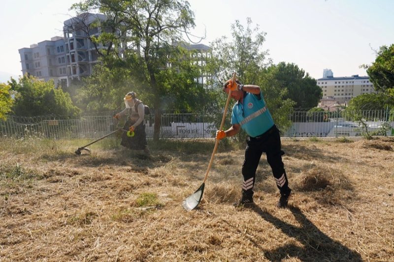 Maltepe'de Okullarda Yeni Eğitim Yılı Başlamadan Kapsamlı Temizlik ve Peyzaj Çalışmaları