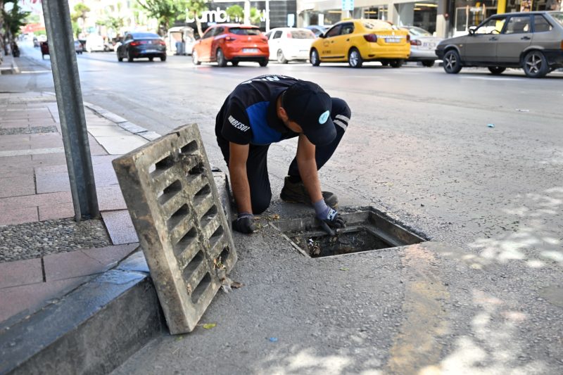 MASKİ'den Sonbahara Hazırlık: Yağmur Suyu Izgaraları Temizleniyor
