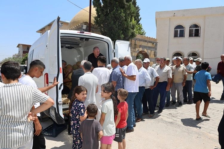 Hatay'da İhtiyaç Sahiplerine 100 Ton Kavun Dağıtıldı