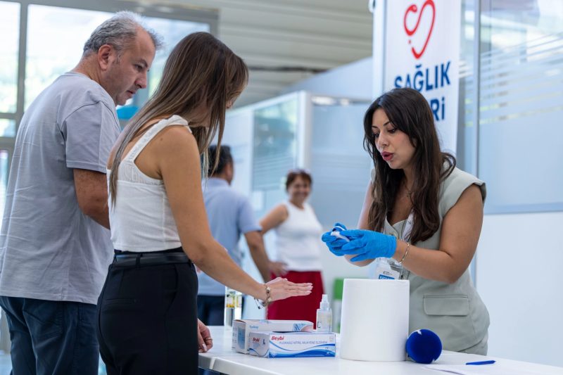 İzmir'de Halk Sağlığı Haftası Kapsamında Sigara Bırakma Farkındalığı Stantı Kuruldu