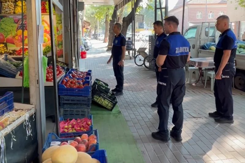 İnegöl'de Zabıta Ekiplerinden Kaldırım İşgali ve Çevre Temizliği Denetimi