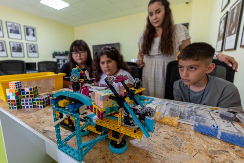 Toroslar Çocuk Kampüsü'nde Minik Mucitlerden 'Rubik Küp Çözen Robot'