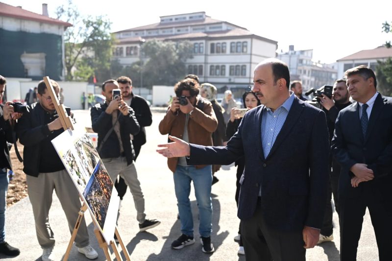 Konya'da Mevlana Caddesi'nde Kapsamlı Çevre Düzenlemesi ve Tarihi Yapı Aydınlatma Çalışmaları Tamamlanıyor
