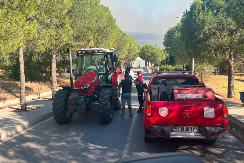 İzmir Foça'da Orman Yangını: Ekipler Seferber Oldu, Kritik Noktalar Koruma Altında
