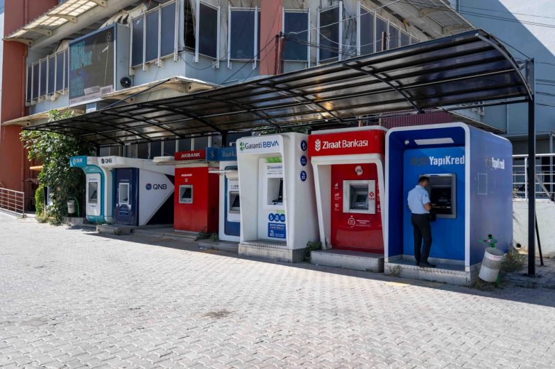 Bornova Belediyesi'nden Kuryelere ve Vatandaşlara Güneş ve Yağmur Kalkanı