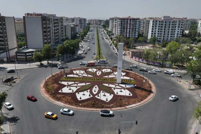 Diyarbakır'da Kurakçıl Bitkilerle Yenilenen Kavşak Hizmete Girdi