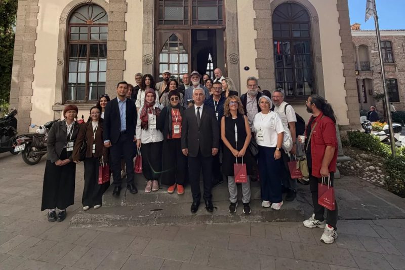 10. İzmir Uluslararası Edebiyat Festivali 'Edebiyat İyileştirir' Temasıyla Kapılarını Açtı