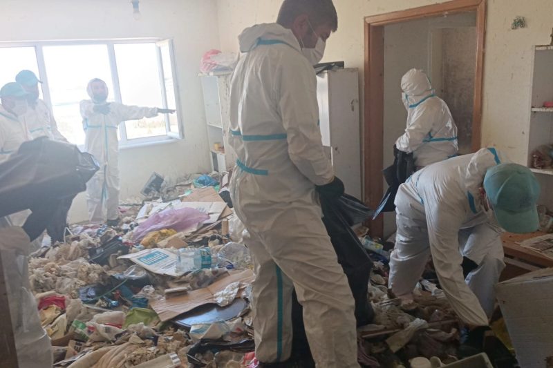 Bursa'da Bir Evden 28 Ton Çöp Çıkarıldı