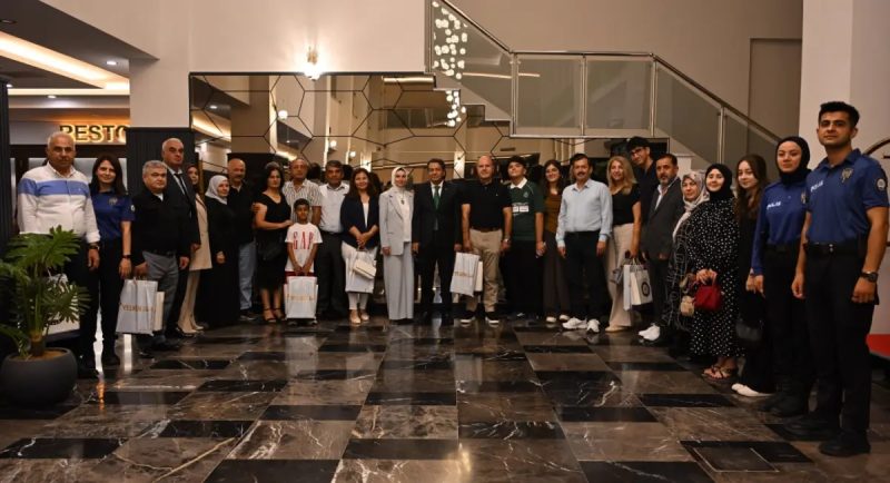 Hatay'da Emekliye Ayrılan Polis Memurlarına Veda Yemeği ve Plaket Töreni