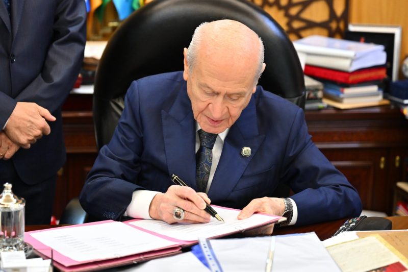 Bahçeli'den 'Terörsüz Türkiye' Hedefli Çerçeve Yasa Çalışmasına İmza
