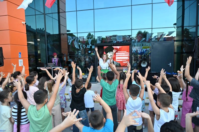 Manisa Büyükşehir Belediyesi Saruhanlı'da Çocuklar İçin Eğlenceli Bir Gün Düzenledi