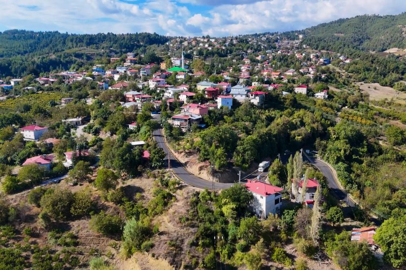 Mersin'de Kırsal Yollar ve Kaldırımlar Yenileniyor