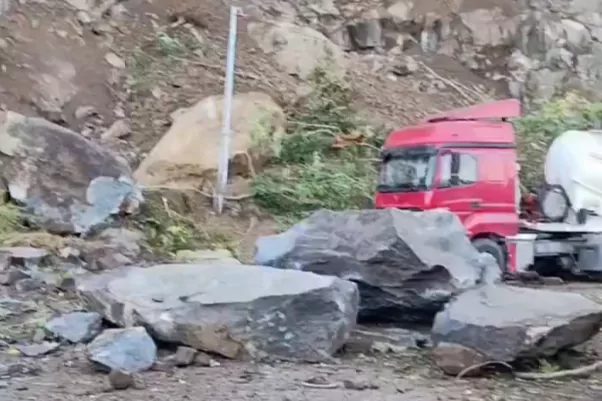 Hopa'da Heyelan: Bir Kişi Hayatını Kaybetti, Araçlar Zarar Gördü