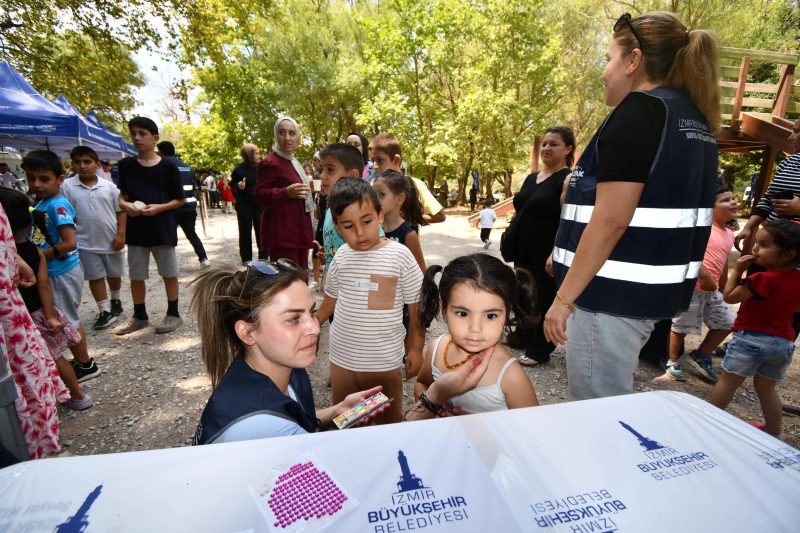 Bayraklı Sakinleri Karagöl'de Piknikte Buluştu