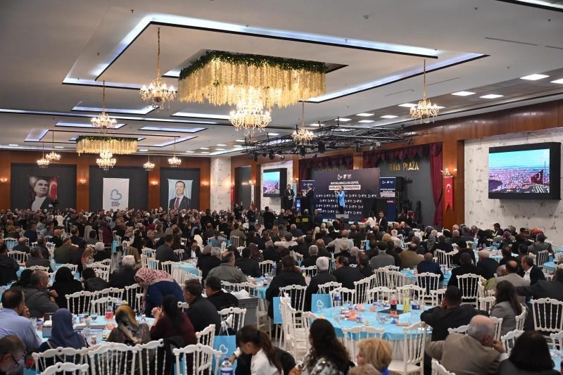 Balıkesir Büyükşehir Belediye Başkanı Ahmet Akın, Muhtarlar Günü'nde Muhtarlar ve Aileleriyle Buluştu