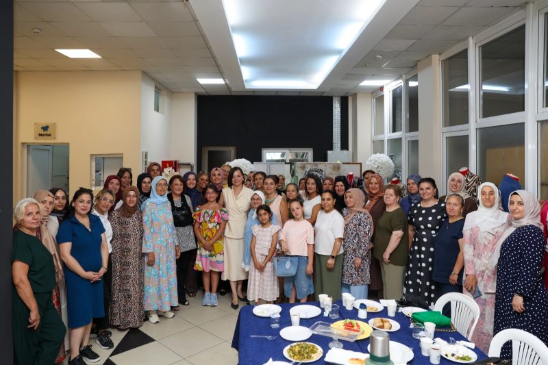 Karabağlar Belediyesi Tekstil Akademi'den 51 Kadın Mezun Oldu