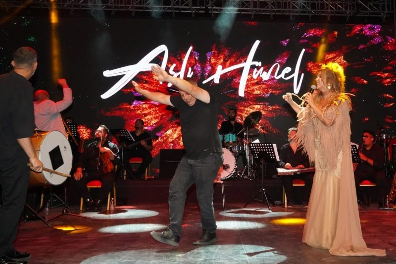 64. Uluslararası Bursa Festivali'nde Aslı Hünel Sahnedeydi