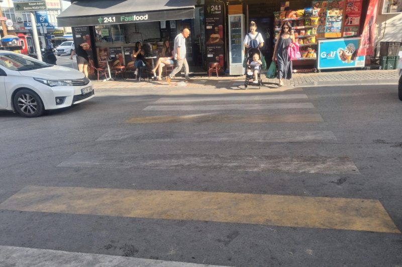 Keşan'da Silinen Yaya Geçidi Çizgileri Yayalar İçin Tehlike Oluşturuyor