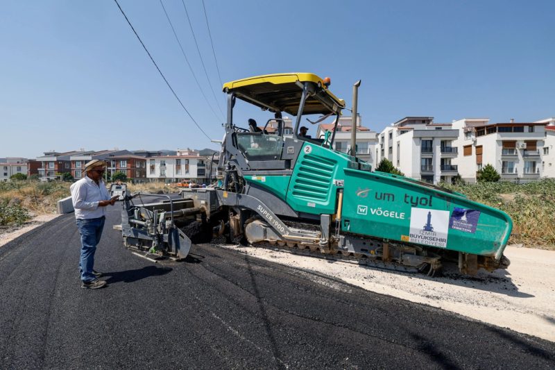 İzmir Bergama'da Kapsamlı Yol Yenileme Çalışmaları Devam Ediyor