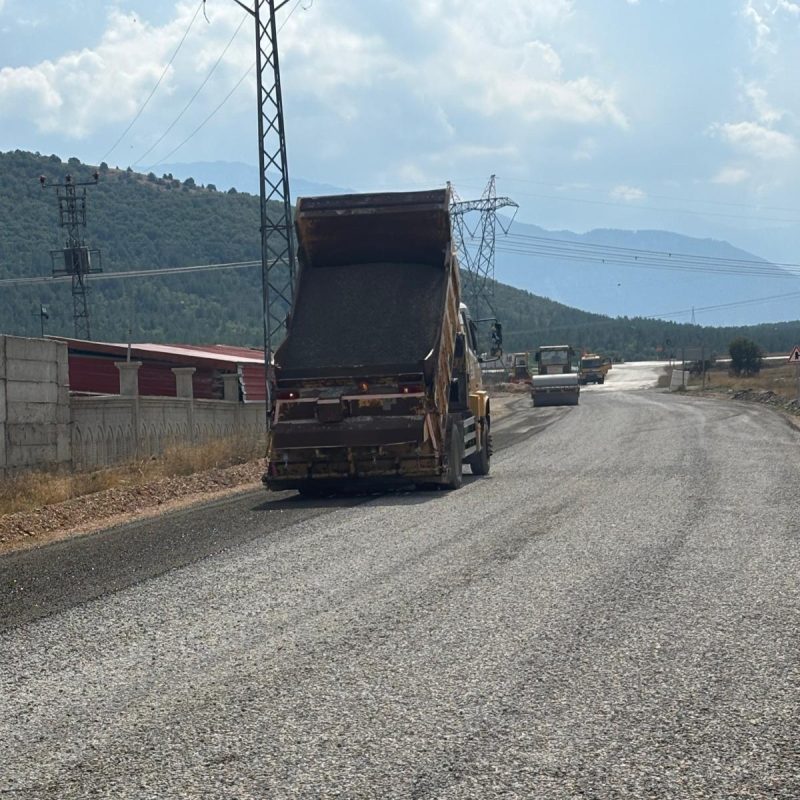 Göksun Yeniyapan Grup Yolu'nda Asfaltlama Çalışmaları Devam Ediyor