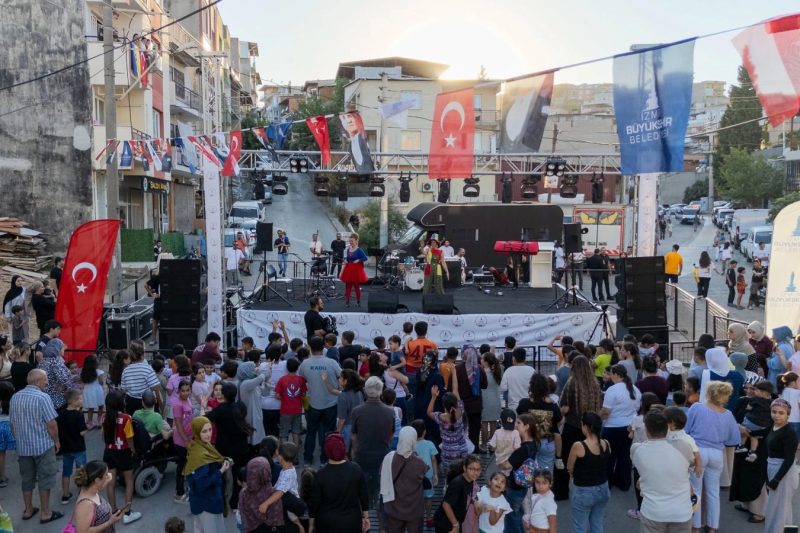 İzmir'de Mahalle Şenlikleri Coşkusu: Umut Mahallesi Binlerce Kişiyi Buluşturdu