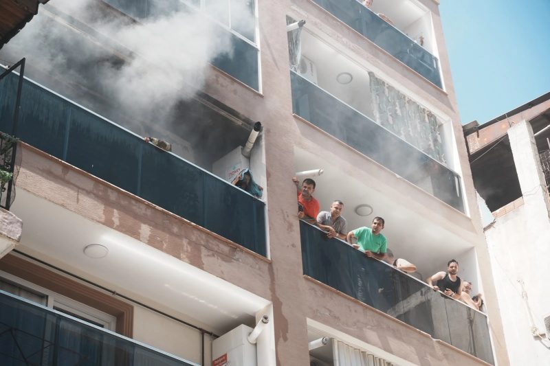 İzmir'de 3 Katlı Binada Çıkan Yangında 10 Kişi Kurtarıldı