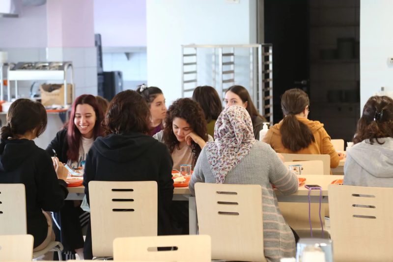 İBB, Öğrencilere Eğitim ve Yaşam Desteğini Sürdürüyor