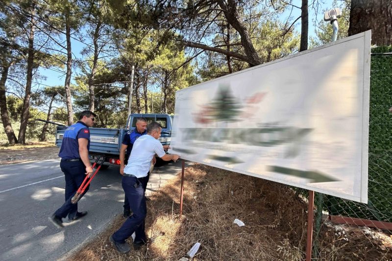 Bornova'da Usulsüz Tabelalar Zabıtadan Döndü, İşletmeler Denetlendi