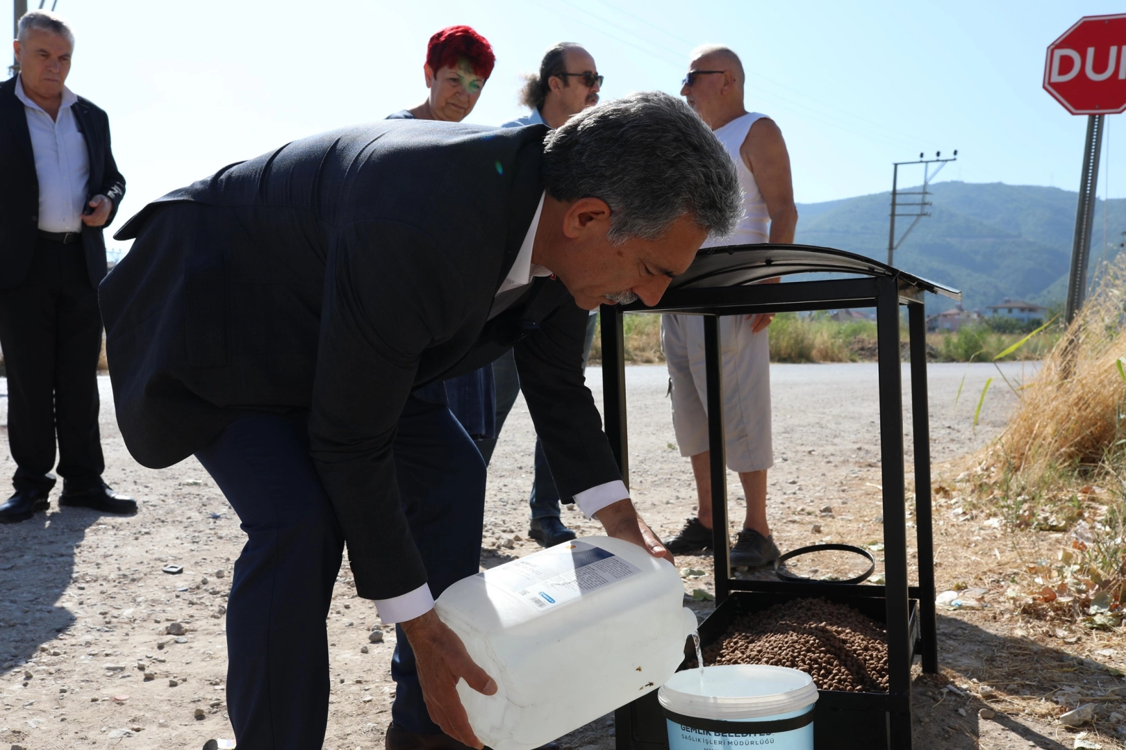Bursa Gemlik’te sokaktaki canlara beslenme takviyesi